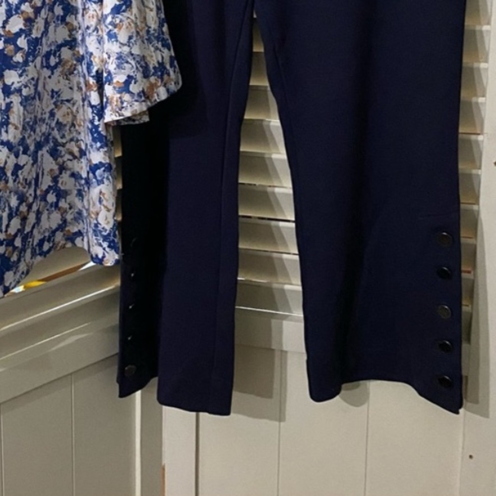 Set: Floral V-Neck Blouse (size 1x) & APNY cropped pants (size 16) - Picture 4 of 4